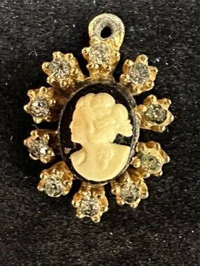 322- Gold Vtge Small Left facing Cameo Pendant Clear Crystals chain not included